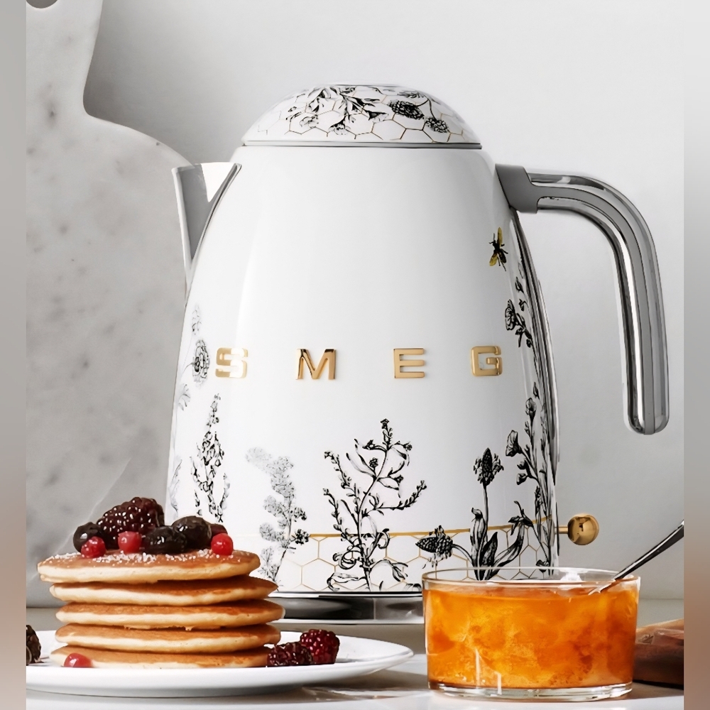 BESTSELLER SMEG Honeycomb Electric Kettle - Picture 5 of 15